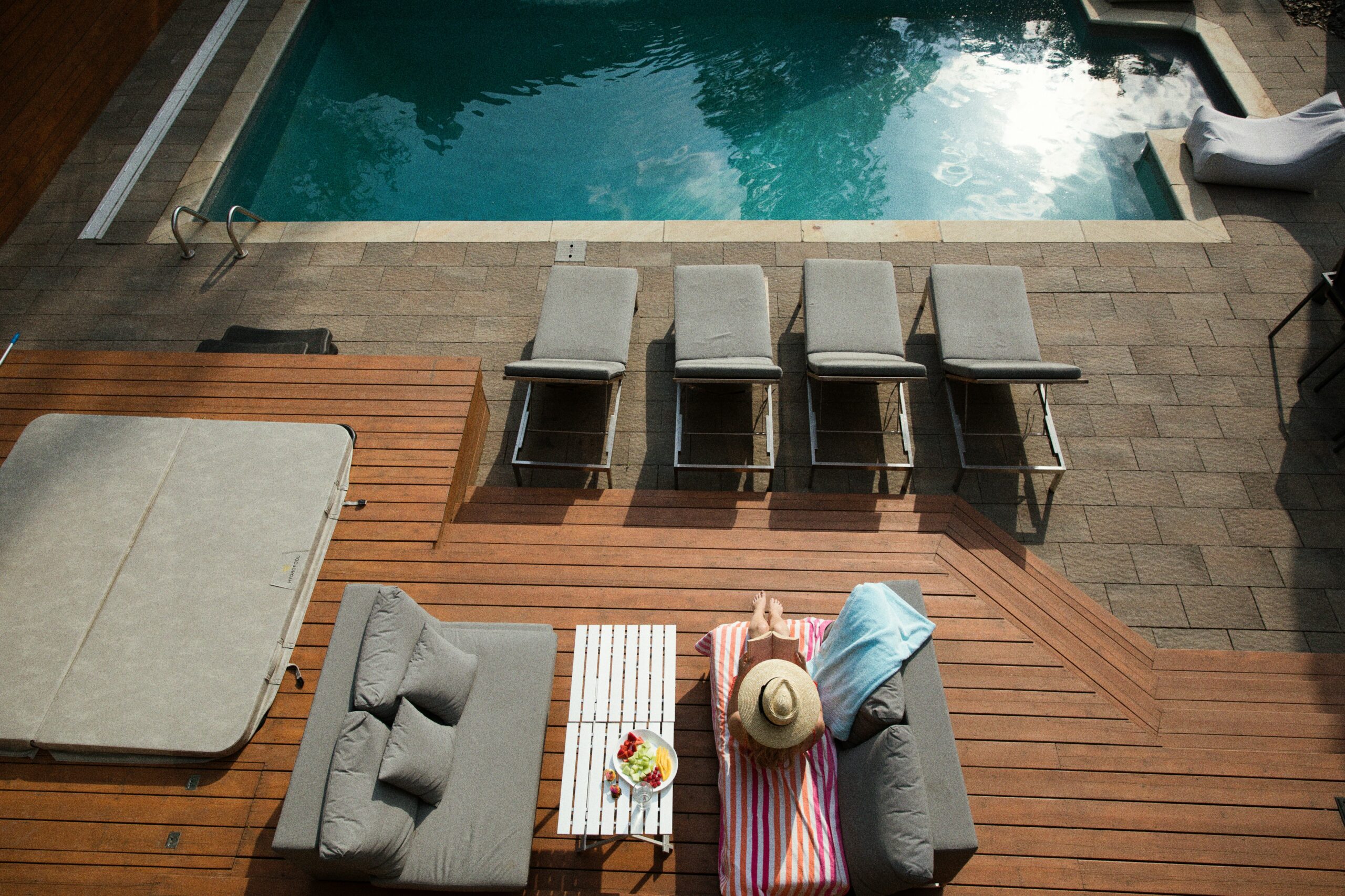 vacances au bord de la piscine